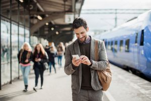 Mann som ser på mobilen sin
