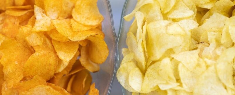 To skåler med sprøtt potetgull i oransje og lysegul farge