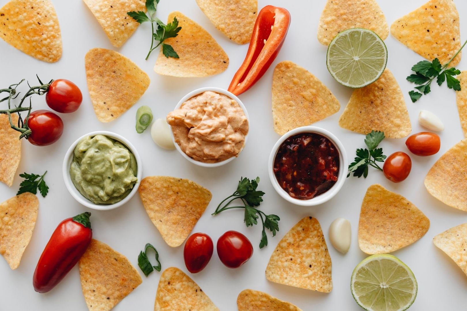 Tortillachips med rømmedip, salsa, guacamole og friske ingredienser