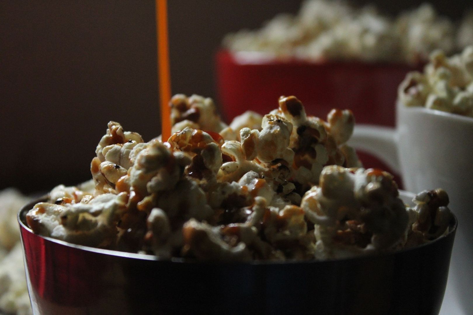 Nærbilde av karamellisert popcorn i en stor bolle